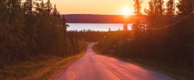 Auringonlasku tunturi- ja järvimaisemassa